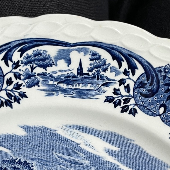 Blue & White porcelain serving platter, collectible plate, 10 3/4 in diam - Picture 6 of 10
